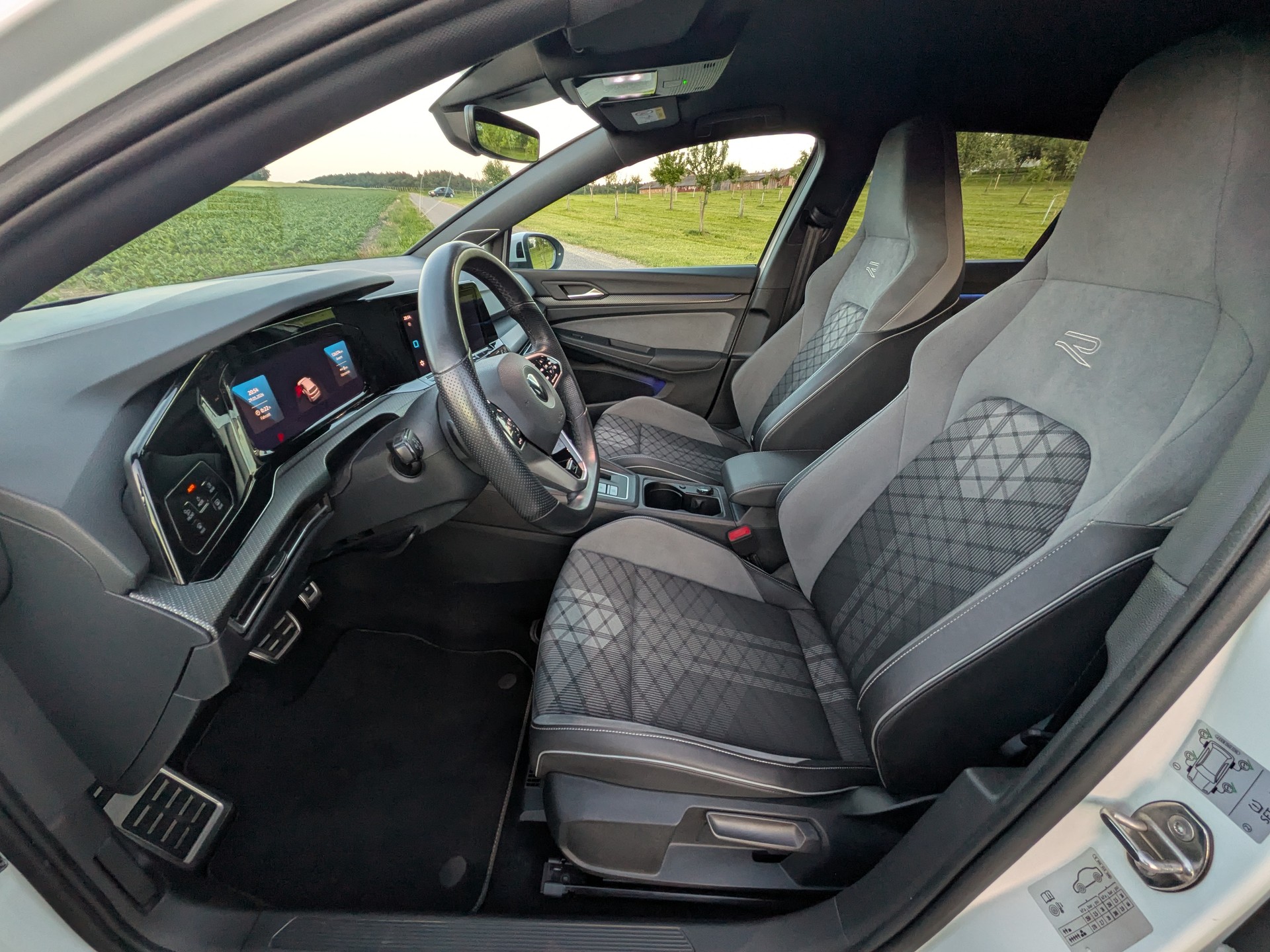 VW Golf 1.5 eTSI mHEV ACT R-Line DSG-image-15