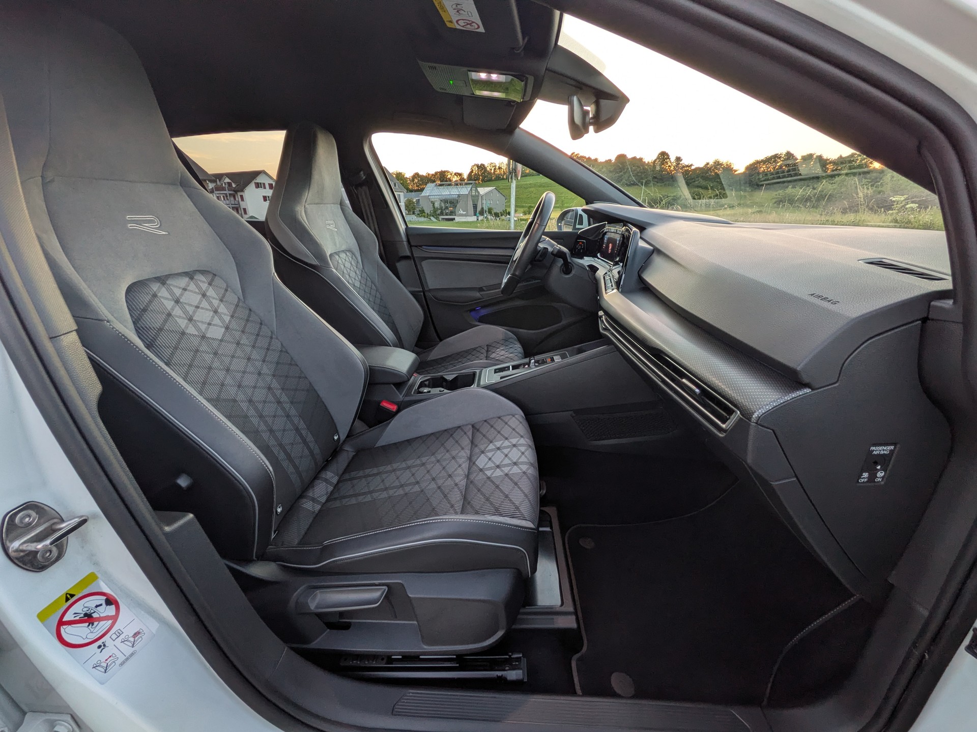 VW Golf 1.5 eTSI mHEV ACT R-Line DSG-image-16