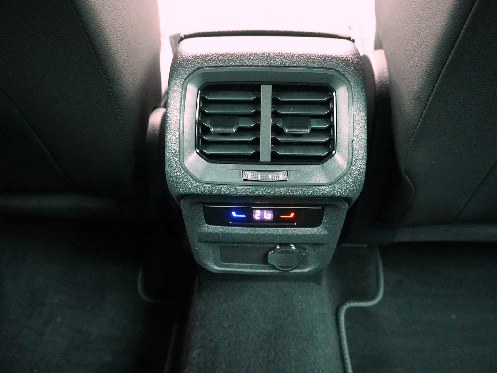 VW Tiguan 2.0 TDI DSG R-Line 4Motion-image-9