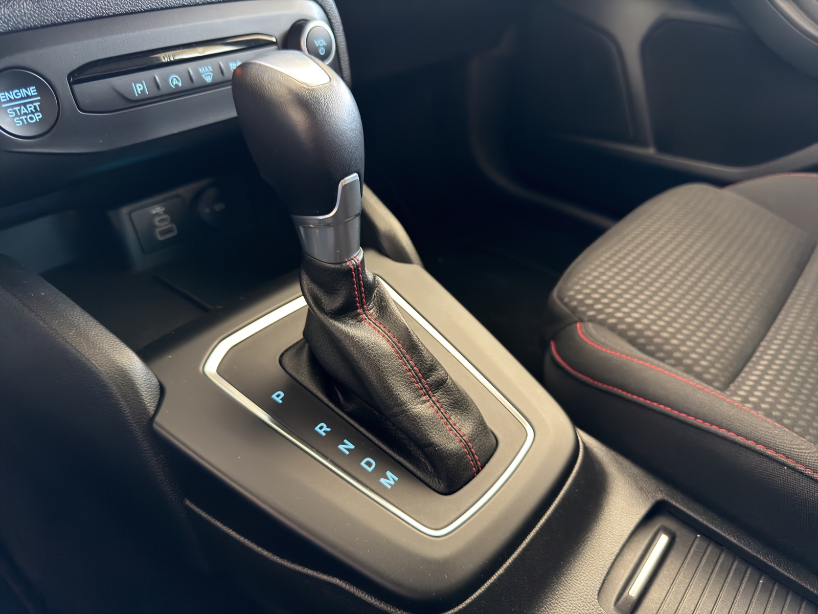 FORD Focus 1.0i EcoB Hybrid 155 ST-Line X-image-12