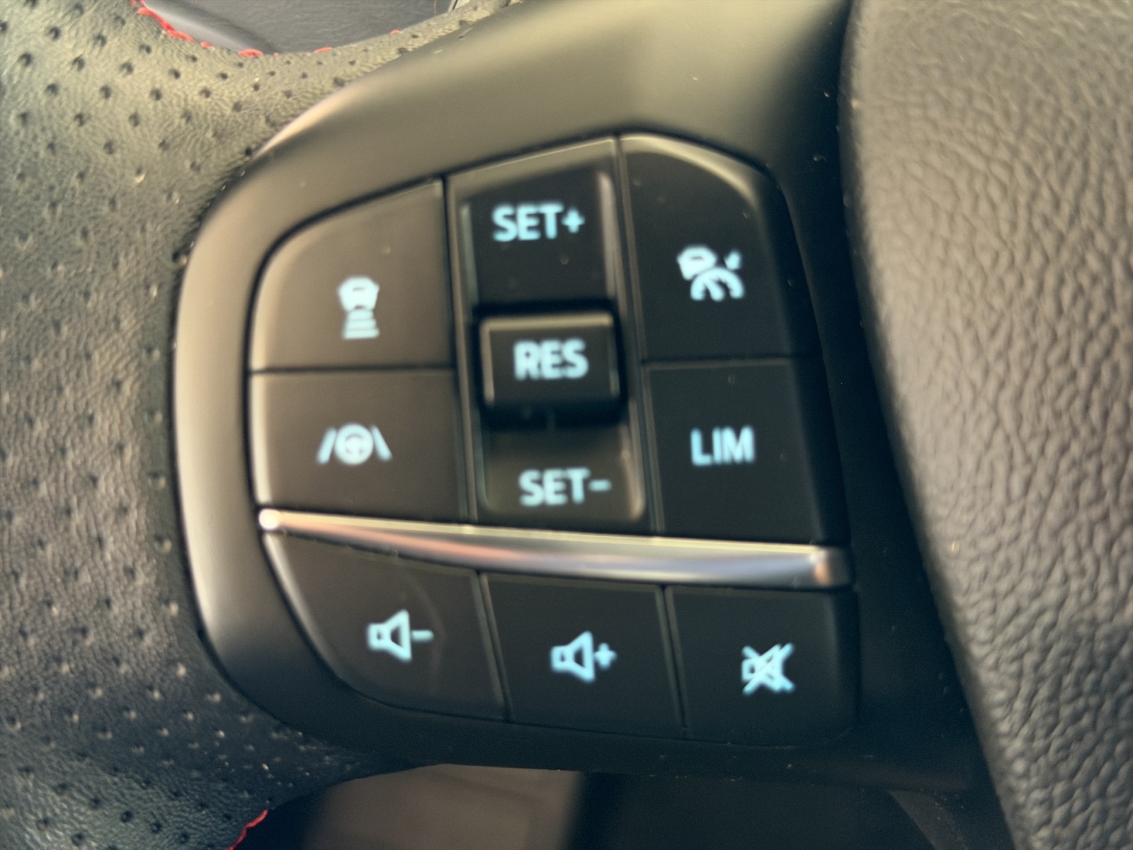 FORD Focus 1.0i EcoB Hybrid 155 ST-Line X-image-13