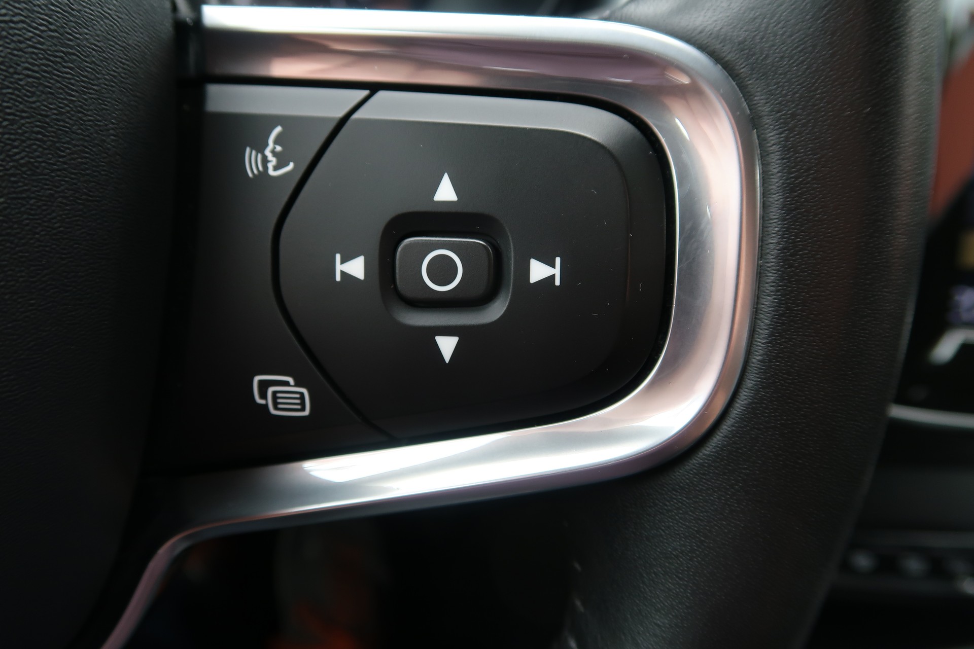 VOLVO XC40 D3 AWD Momentum-image-11