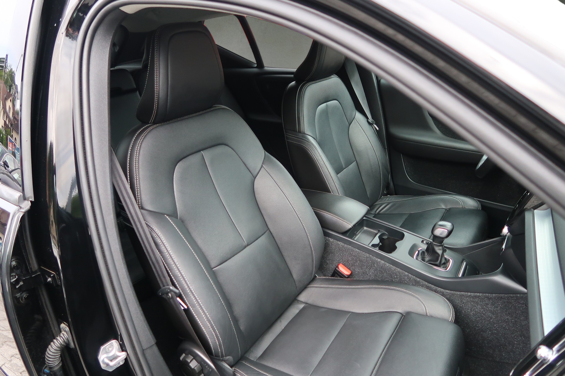 VOLVO XC40 D3 AWD Momentum-image-13