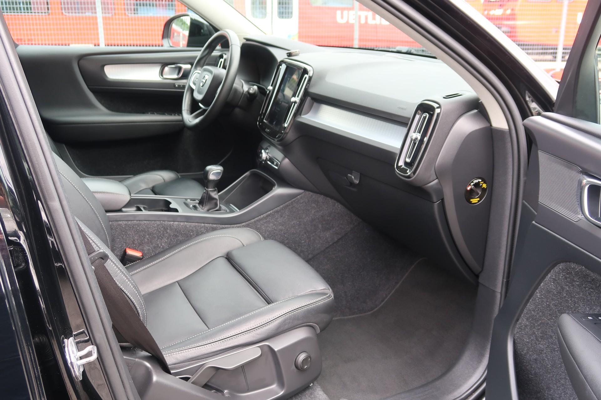 VOLVO XC40 D3 AWD Momentum-image-12