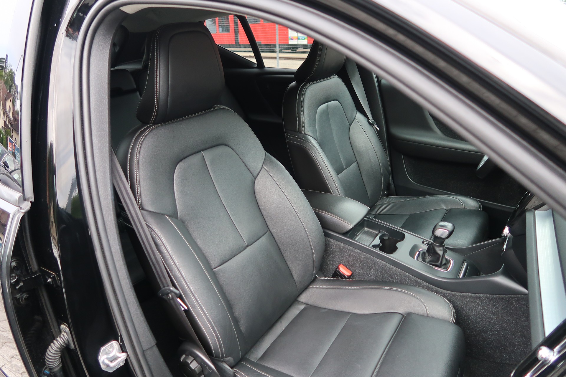 VOLVO XC40 D3 AWD Momentum-image-13