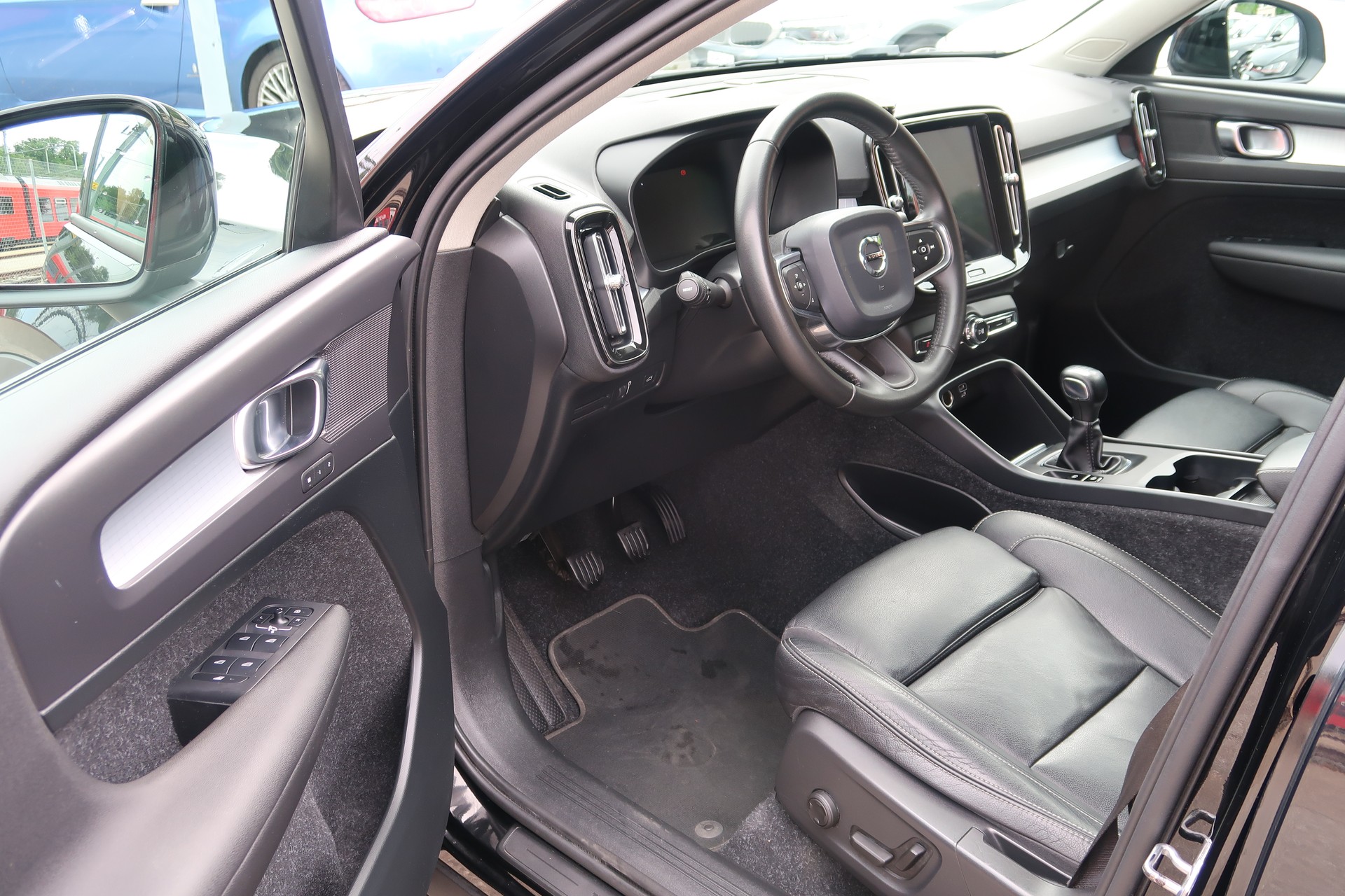 VOLVO XC40 D3 AWD Momentum-image-8