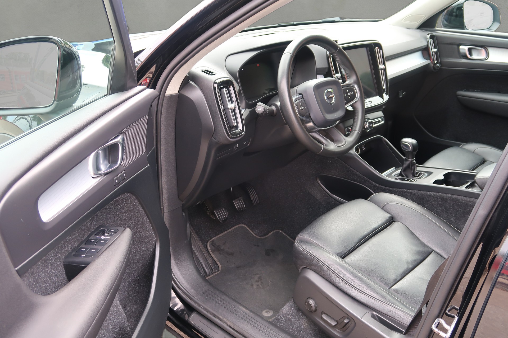 VOLVO XC40 D3 AWD Momentum-image-8