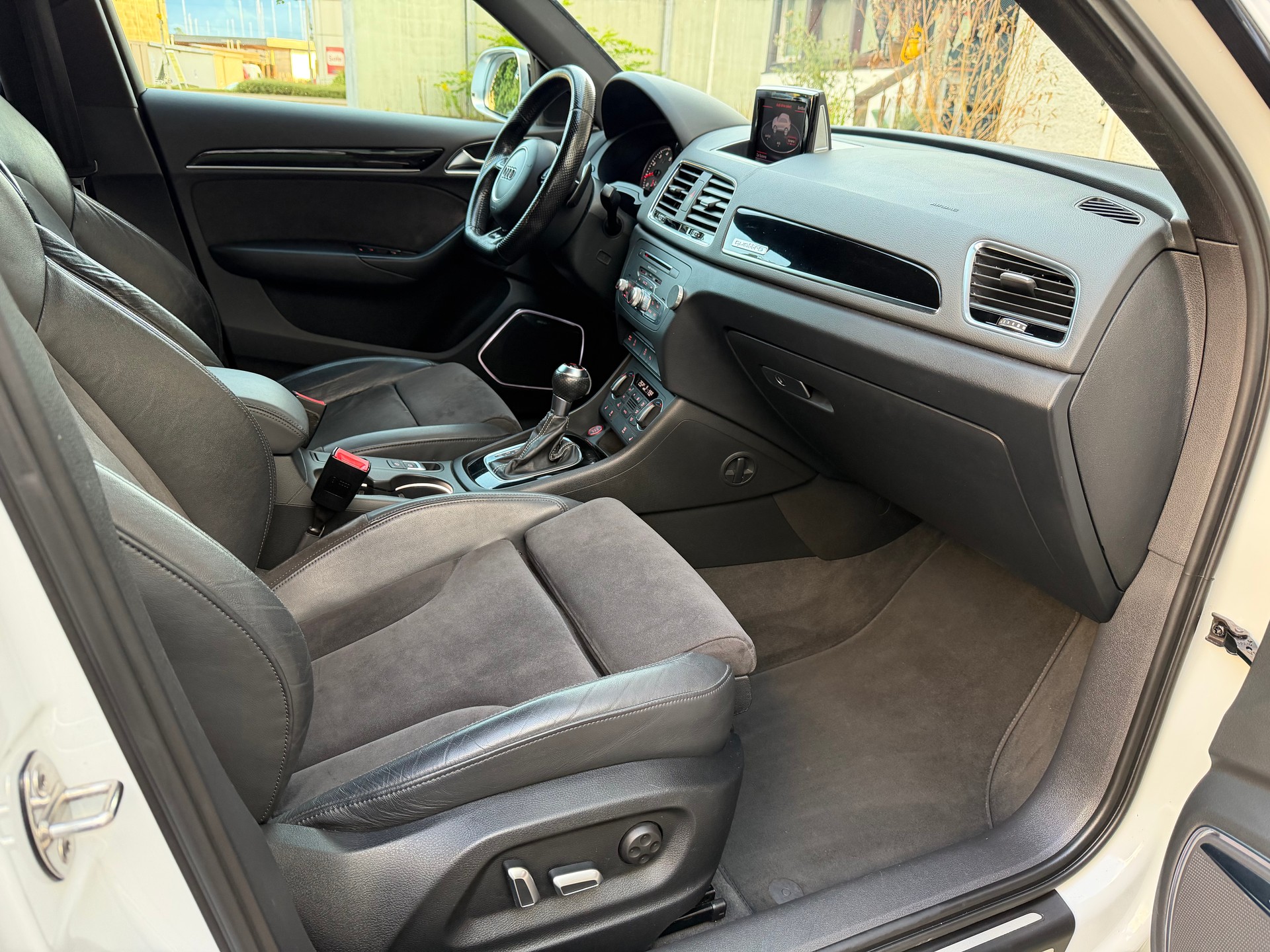 AUDI RS Q3 2.5 TFSI quattro S-tronic-image-12