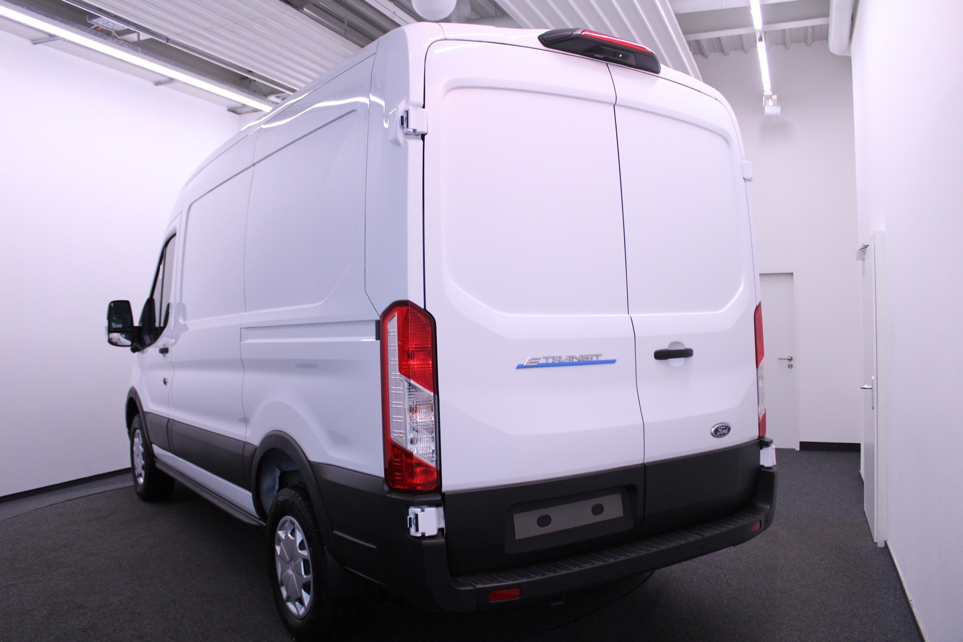 FORD E-Transit Van 350 L2H2 67kWh Trend-image-2