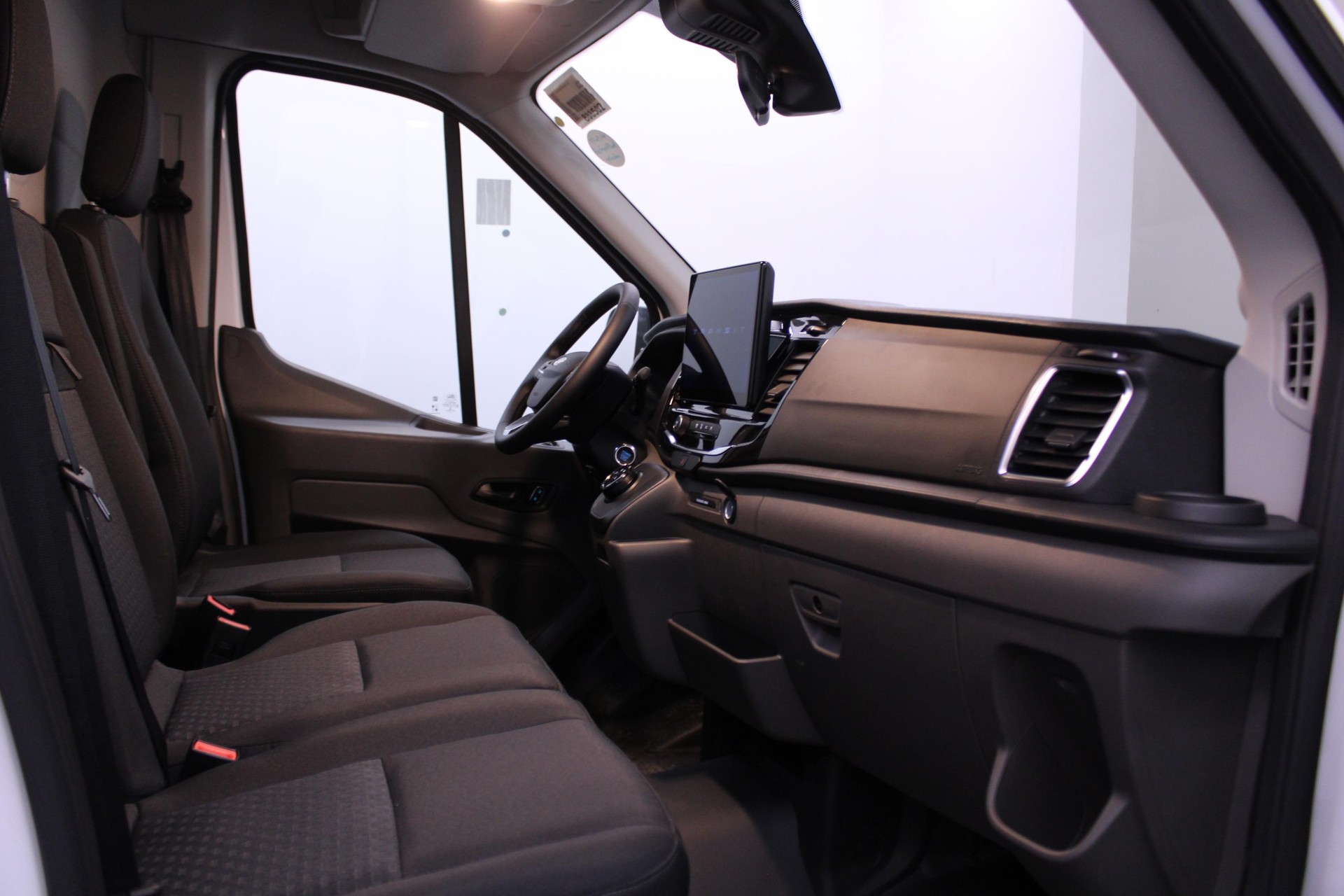 FORD E-Transit Van 350 L2H2 67kWh Trend-image-6