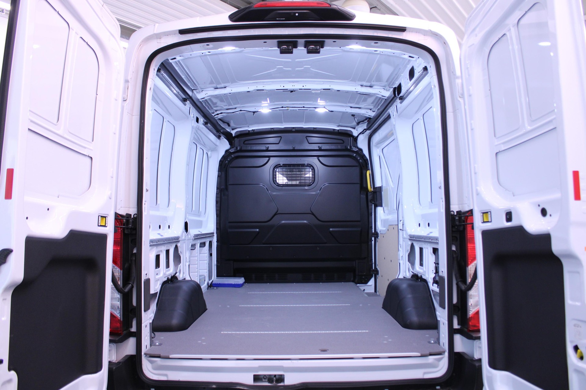 FORD E-Transit Van 350 L2H2 67kWh Trend-showroom-element-3