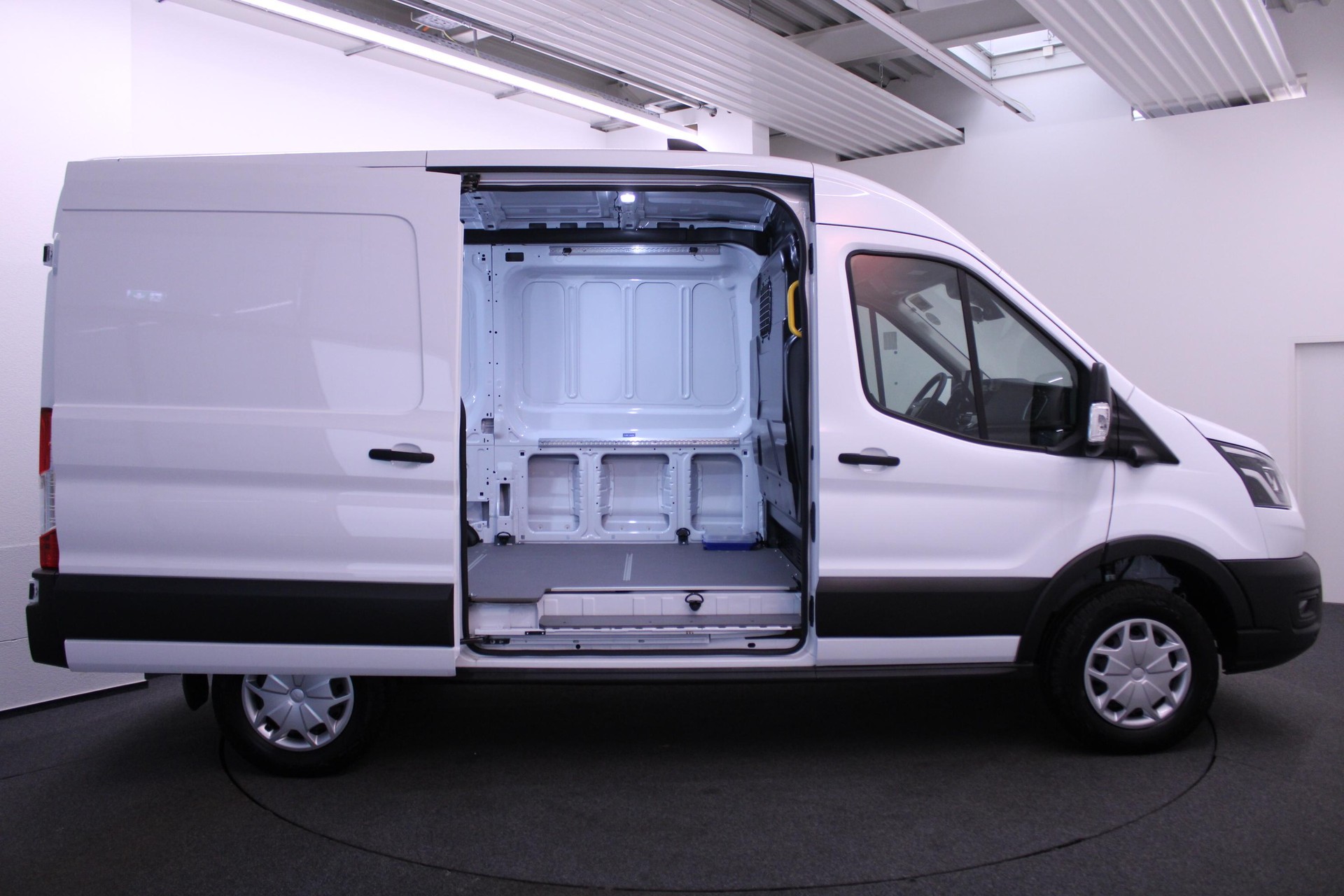 FORD E-Transit Van 350 L2H2 67kWh Trend-image-4