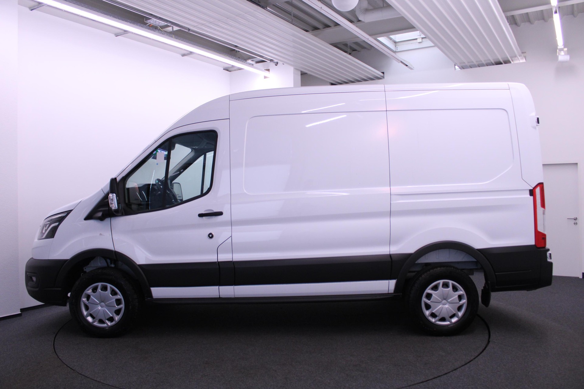 FORD E-Transit Van 350 L2H2 67kWh Trend-showroom-element-1