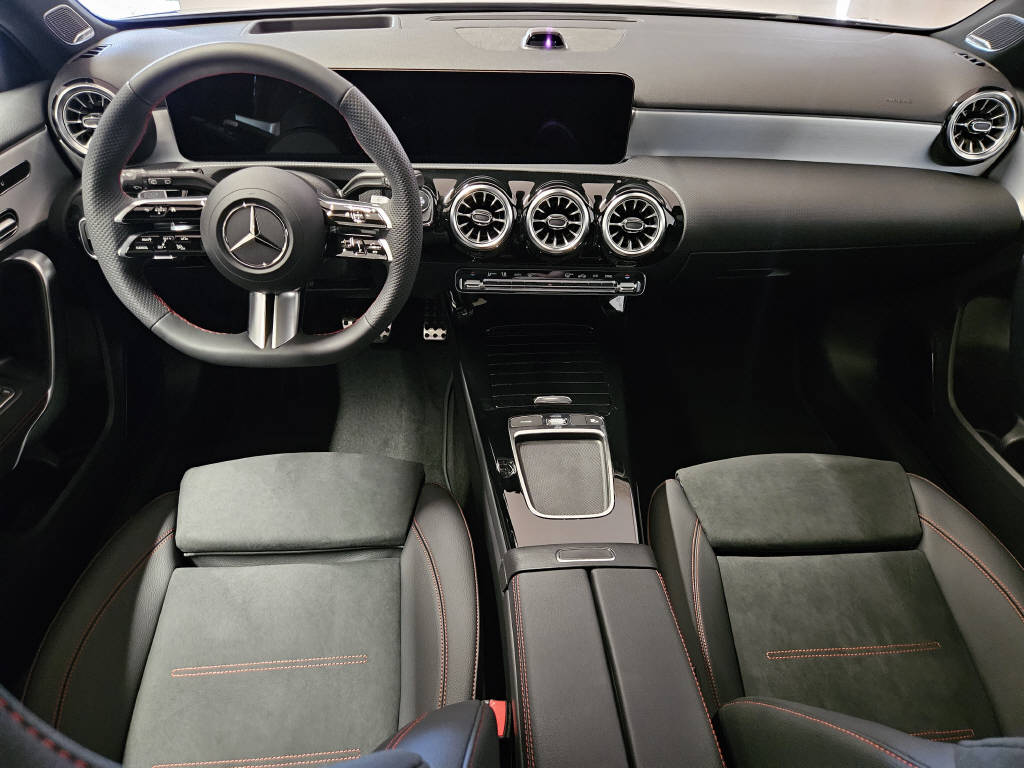 MERCEDES-BENZ A 220 4Matic AMG Line-image-7