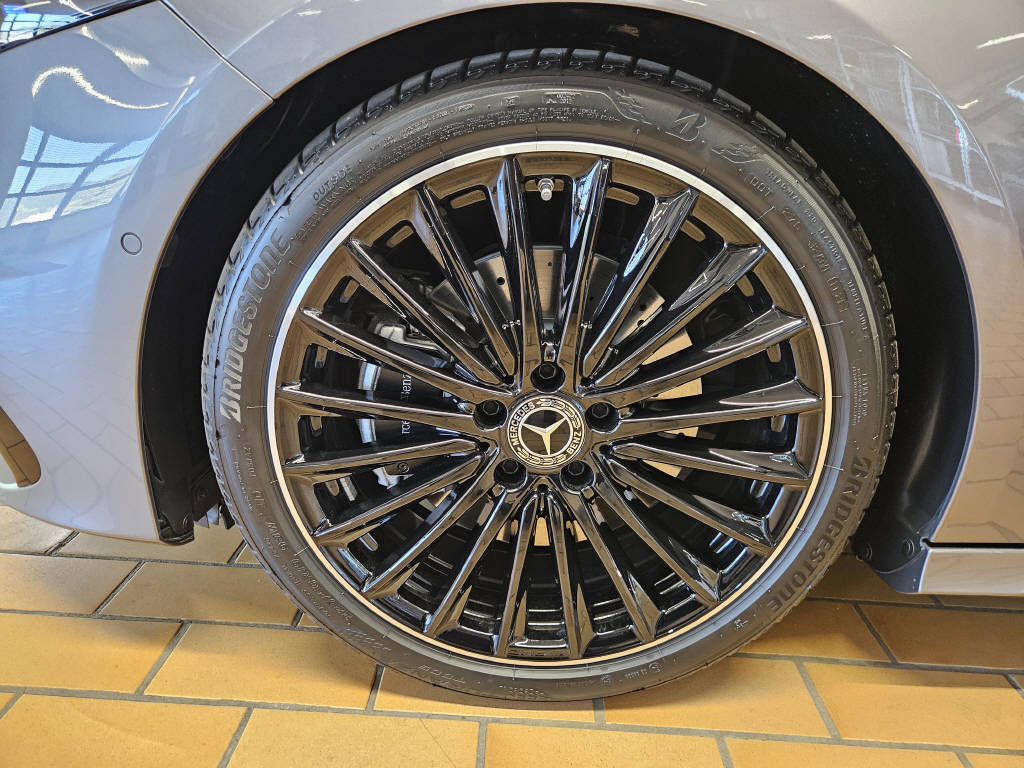 MERCEDES-BENZ A 220 4Matic AMG Line-image-14