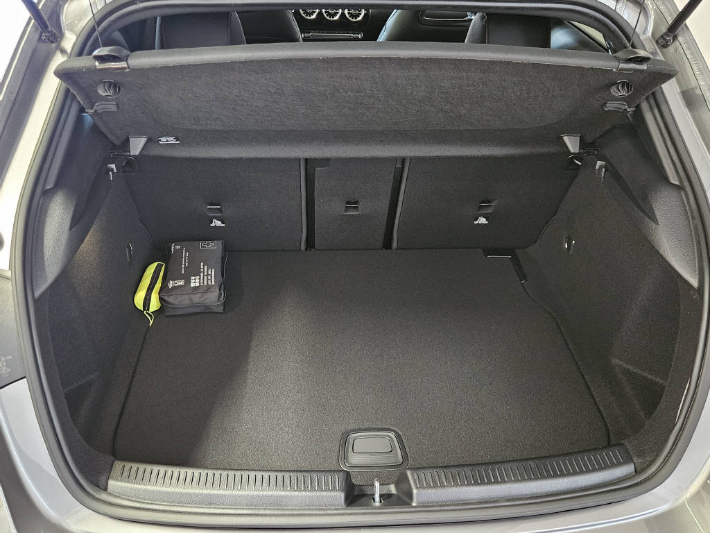 MERCEDES-BENZ A 220 4Matic AMG Line-showroom-element-3