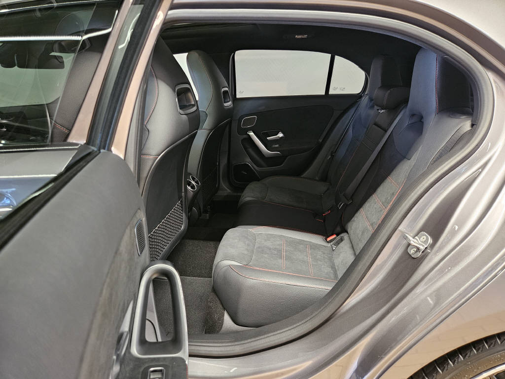 MERCEDES-BENZ A 220 4Matic AMG Line-image-12