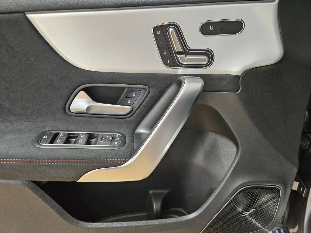 MERCEDES-BENZ A 220 4Matic AMG Line-image-9