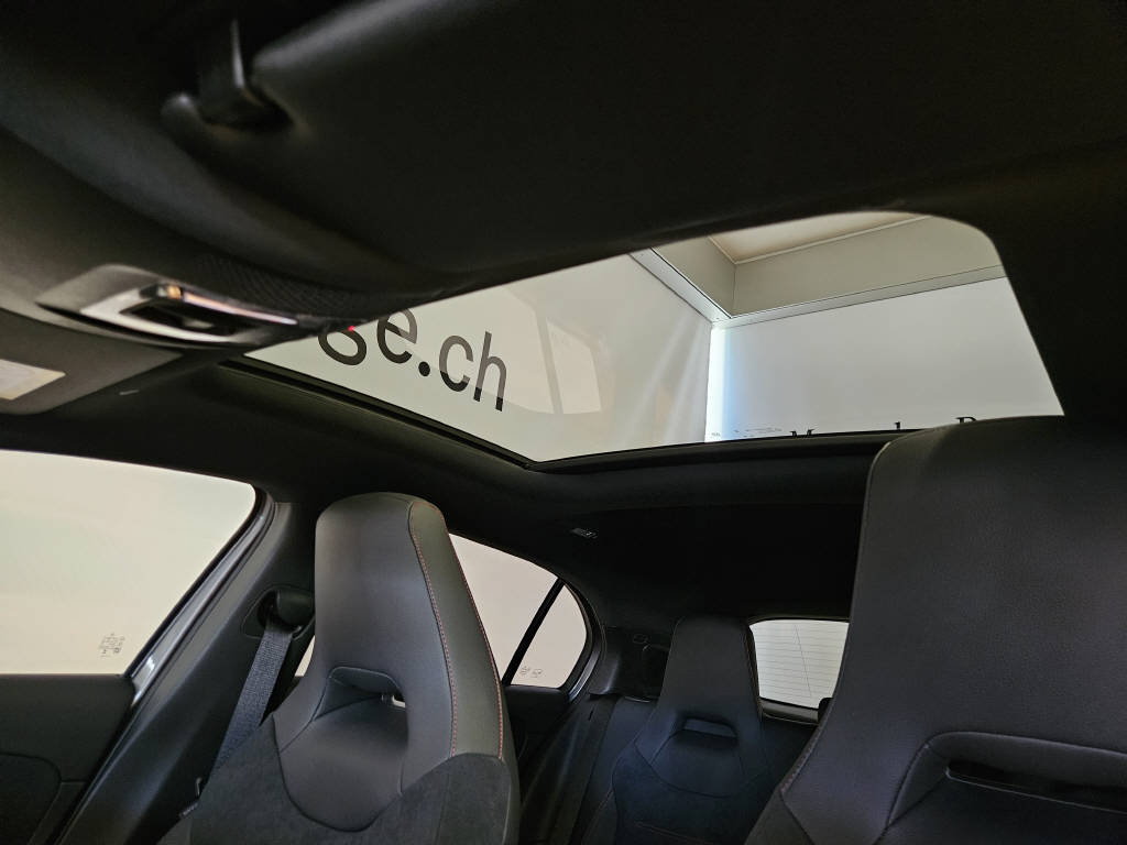 MERCEDES-BENZ A 220 4Matic AMG Line-image-4