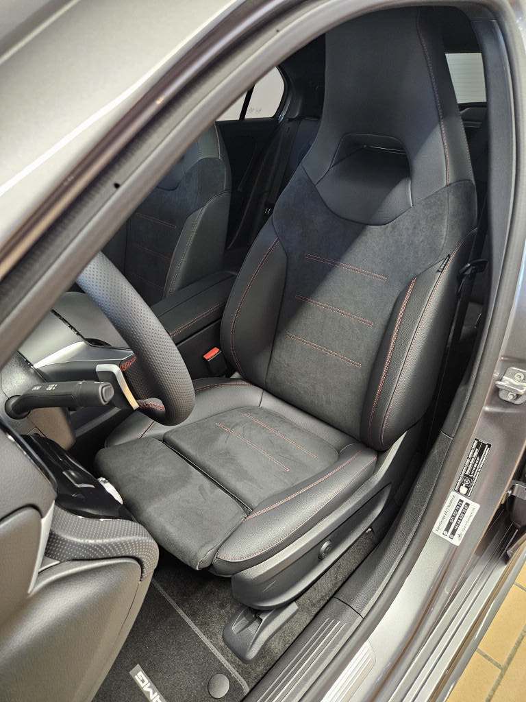 MERCEDES-BENZ A 220 4Matic AMG Line-image-5