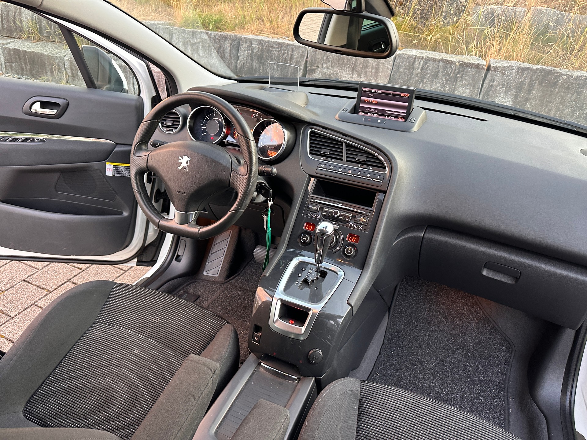 PEUGEOT 5008 1.6 16V T Allure-showroom-element-2