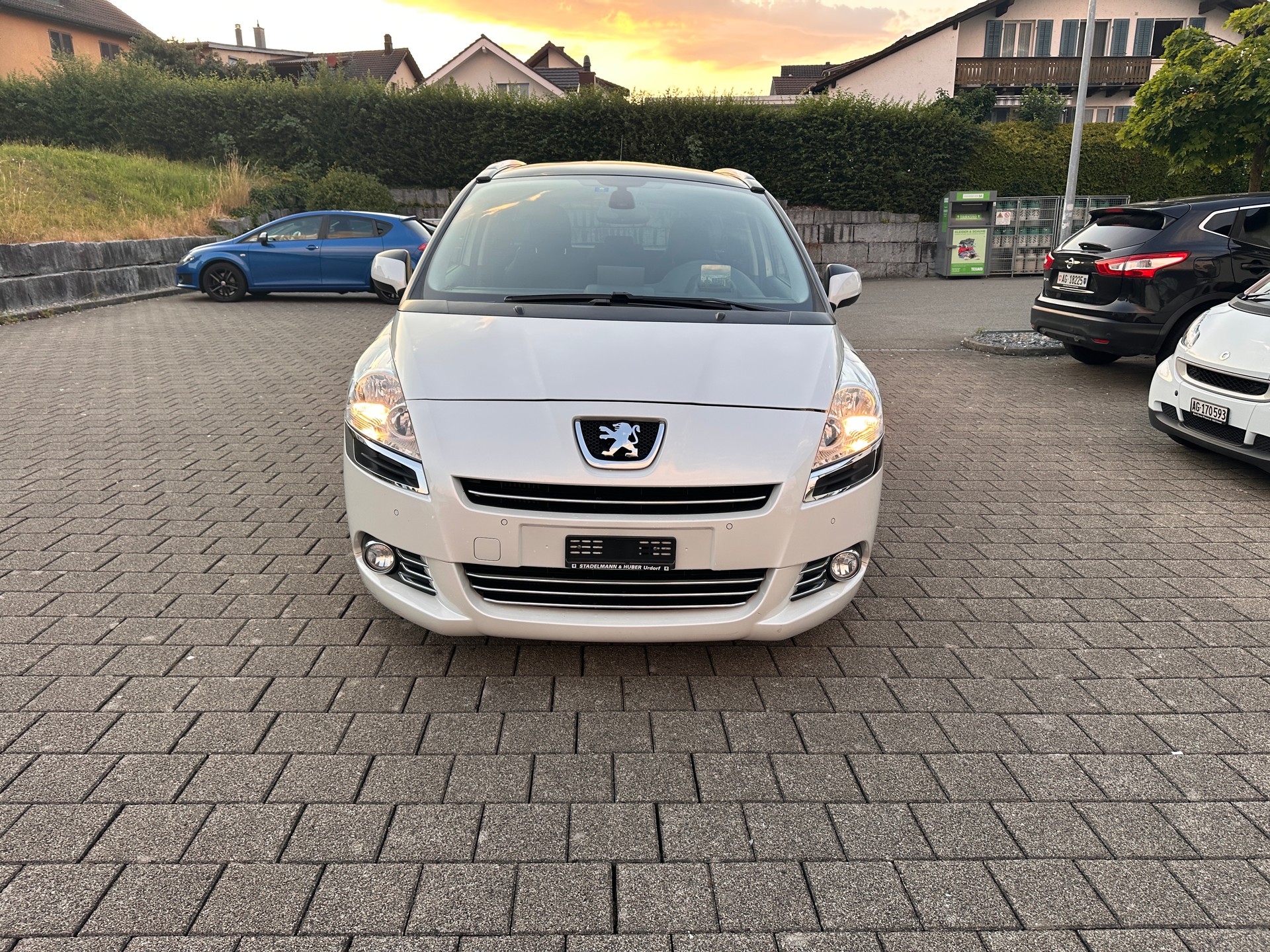 PEUGEOT 5008 1.6 16V T Allure-image-12