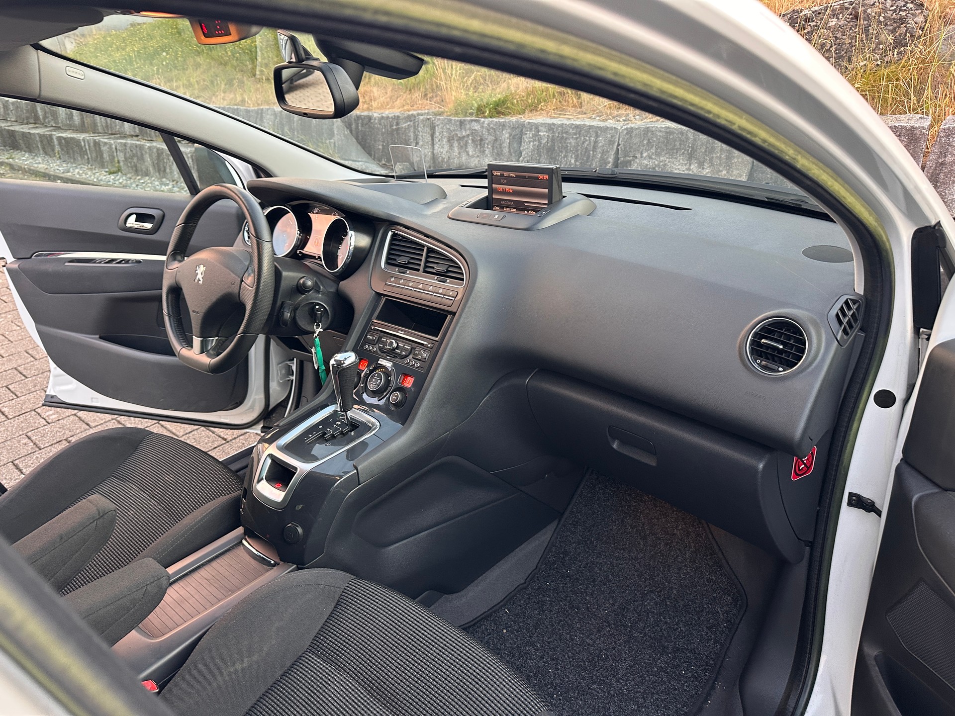PEUGEOT 5008 1.6 16V T Allure-image-15