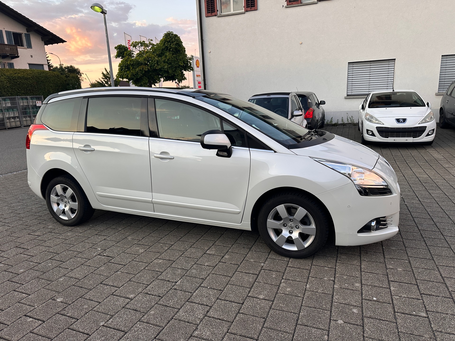 PEUGEOT 5008 1.6 16V T Allure-image-8