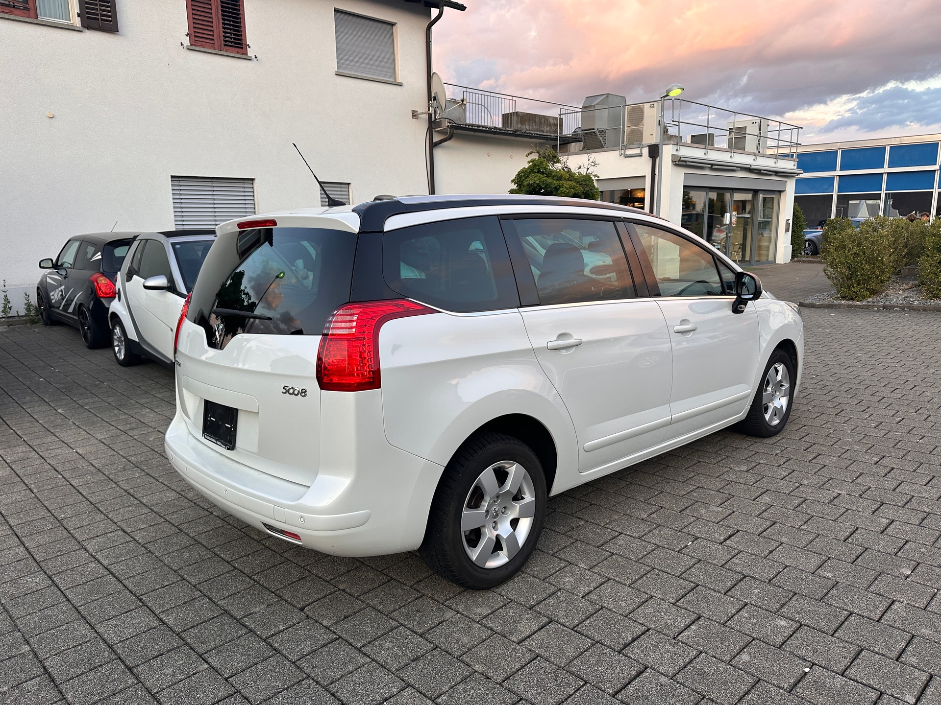 PEUGEOT 5008 1.6 16V T Allure-image-11