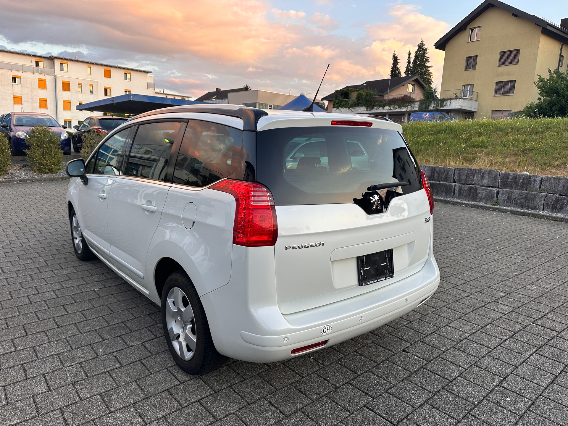 PEUGEOT 5008 1.6 16V T Allure-image-13