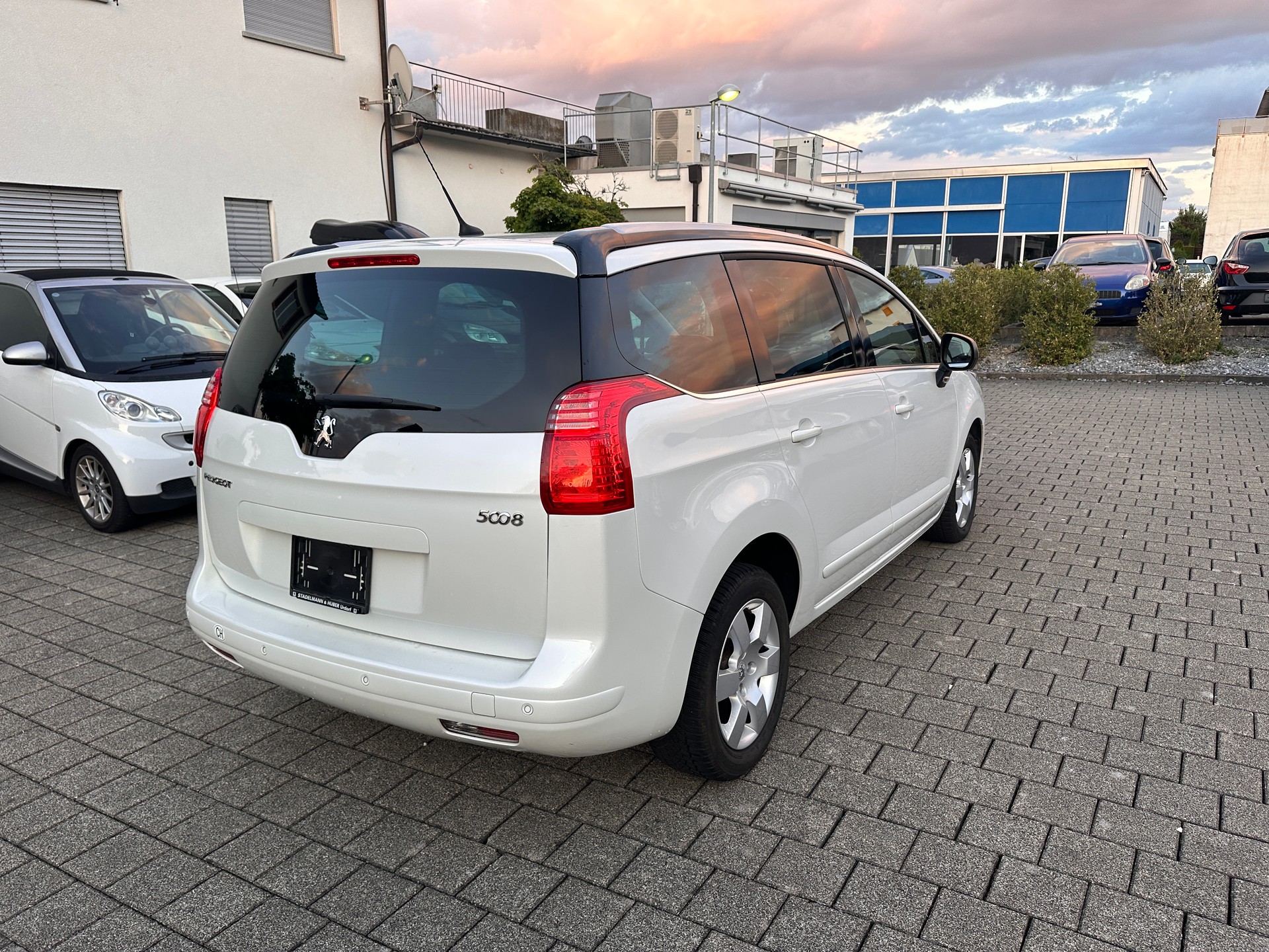 PEUGEOT 5008 1.6 16V T Allure-image-9