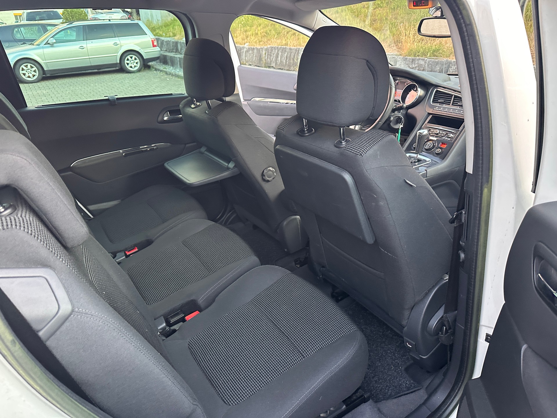 PEUGEOT 5008 1.6 16V T Allure-image-16