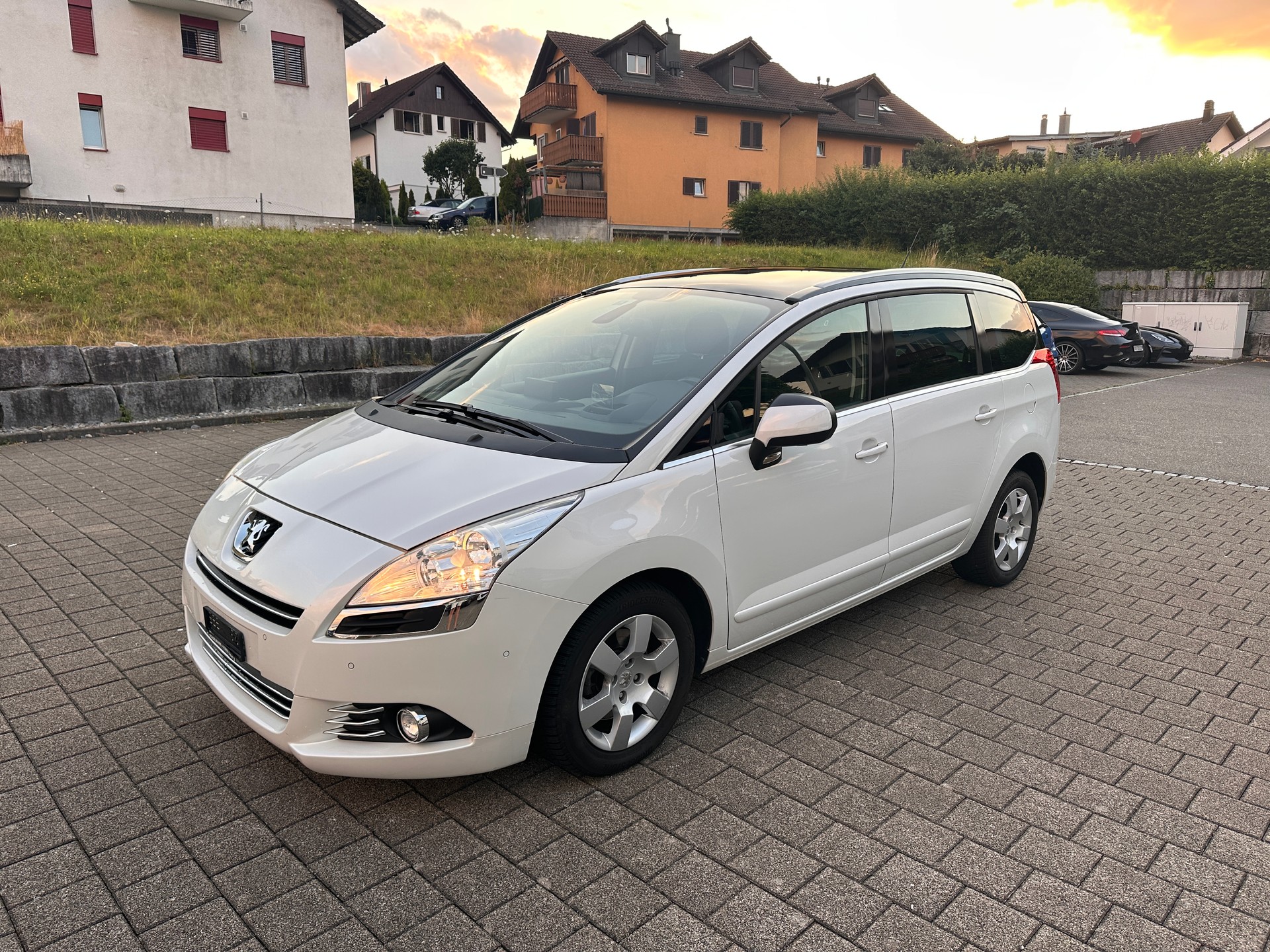 PEUGEOT 5008 1.6 16V T Allure-image-14