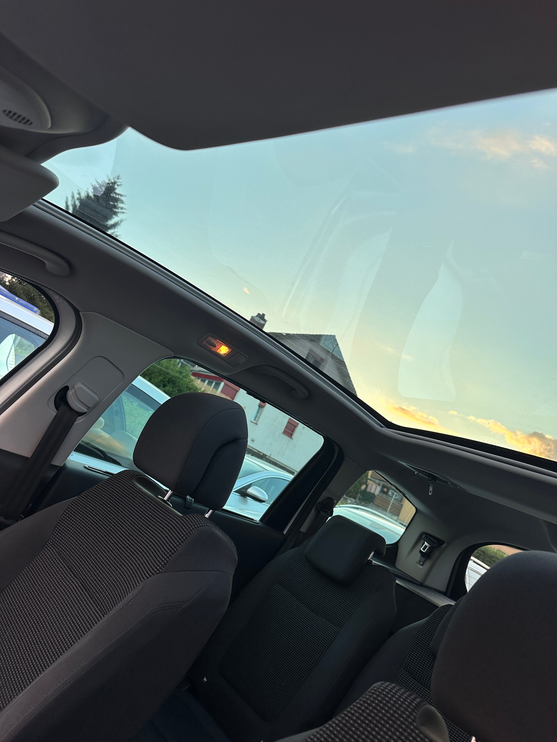 PEUGEOT 5008 1.6 16V T Allure-image-6