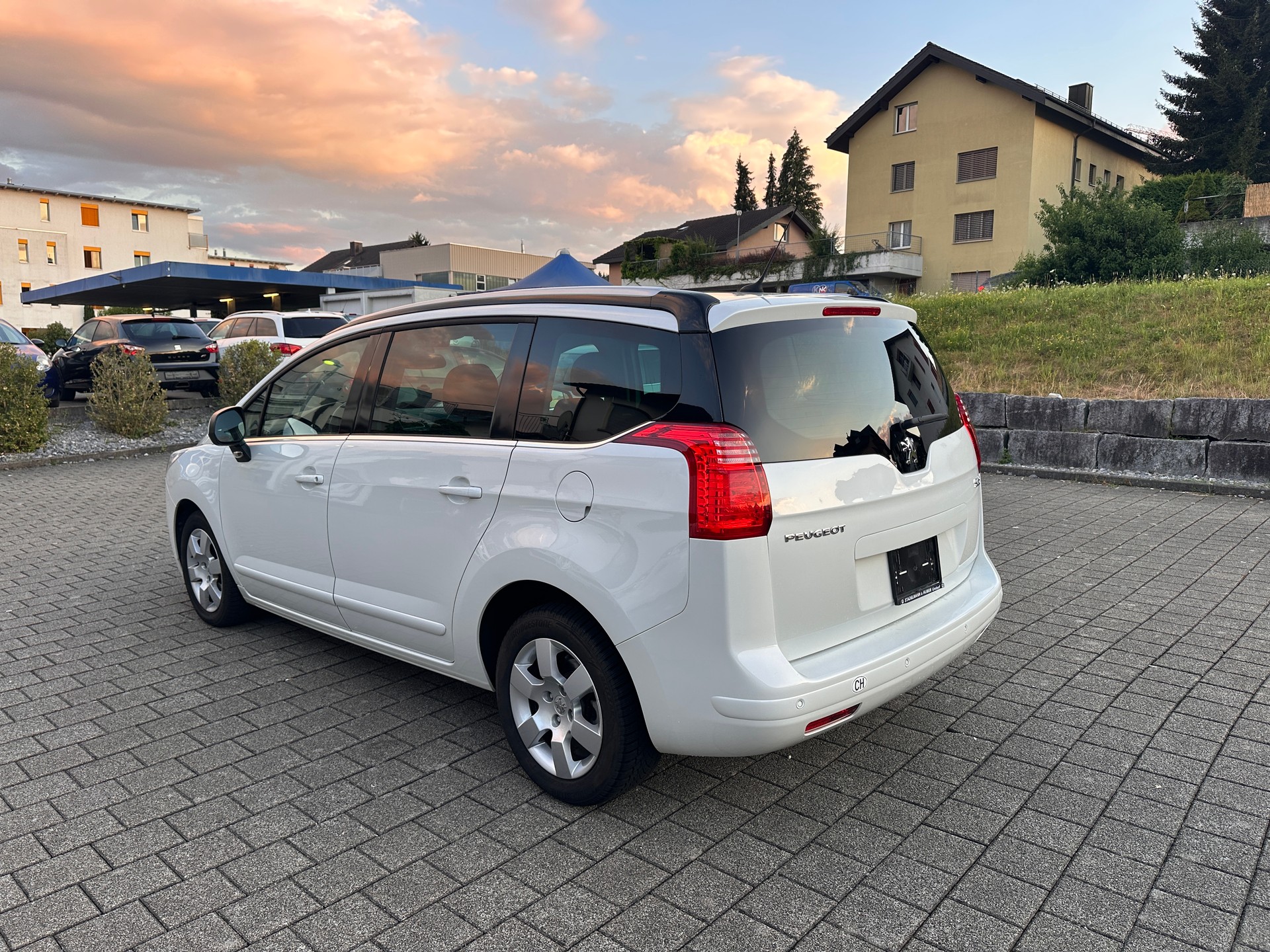 PEUGEOT 5008 1.6 16V T Allure-showroom-element-1