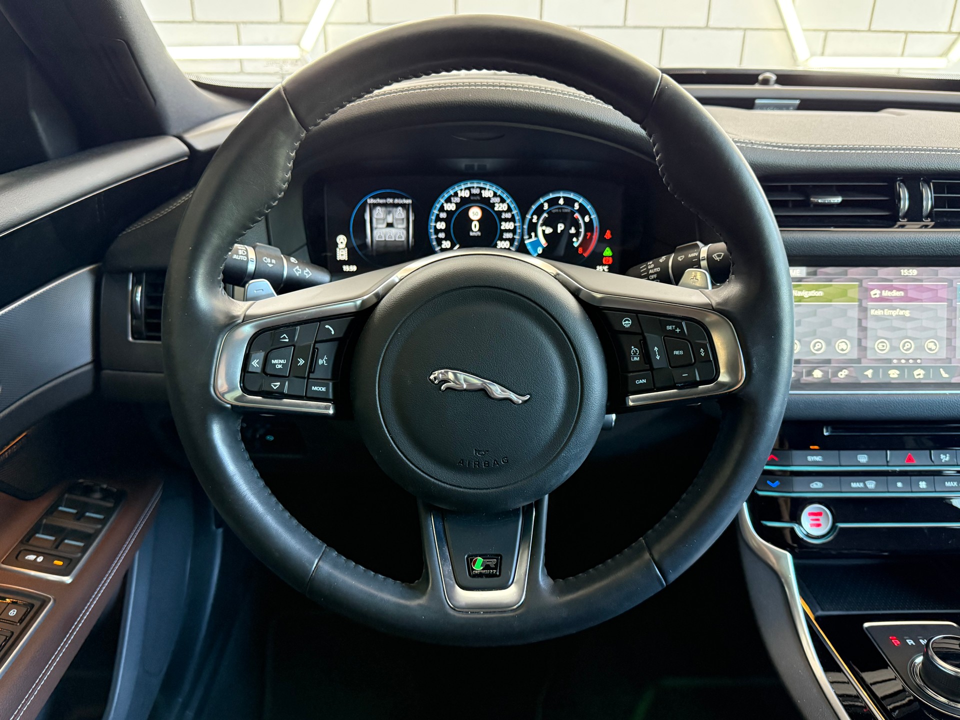 JAGUAR XF 30t R-Sport AWD-image-8