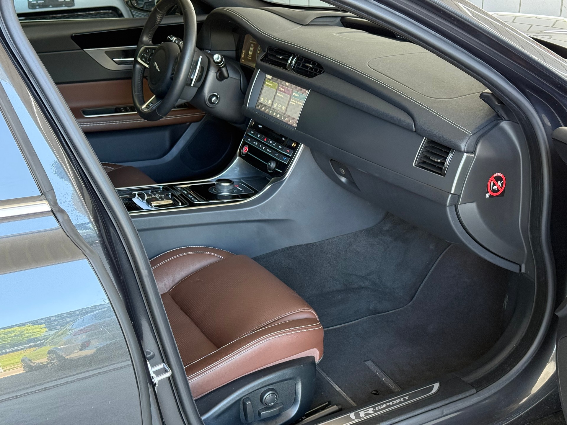 JAGUAR XF 30t R-Sport AWD-image-6