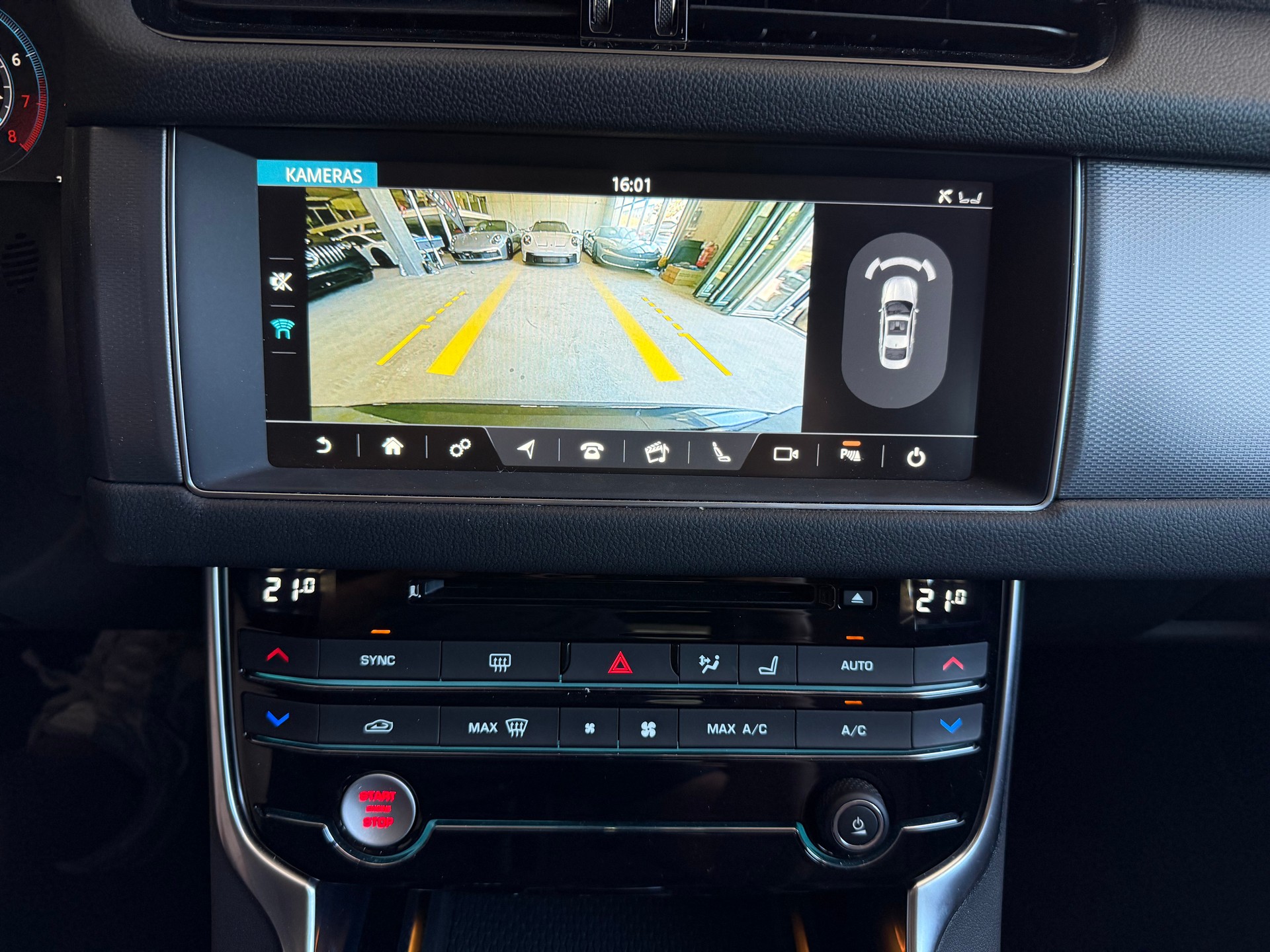 JAGUAR XF 30t R-Sport AWD-image-10