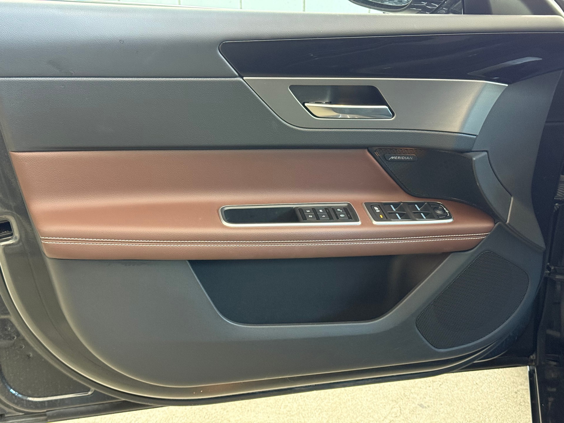 JAGUAR XF 30t R-Sport AWD-image-5