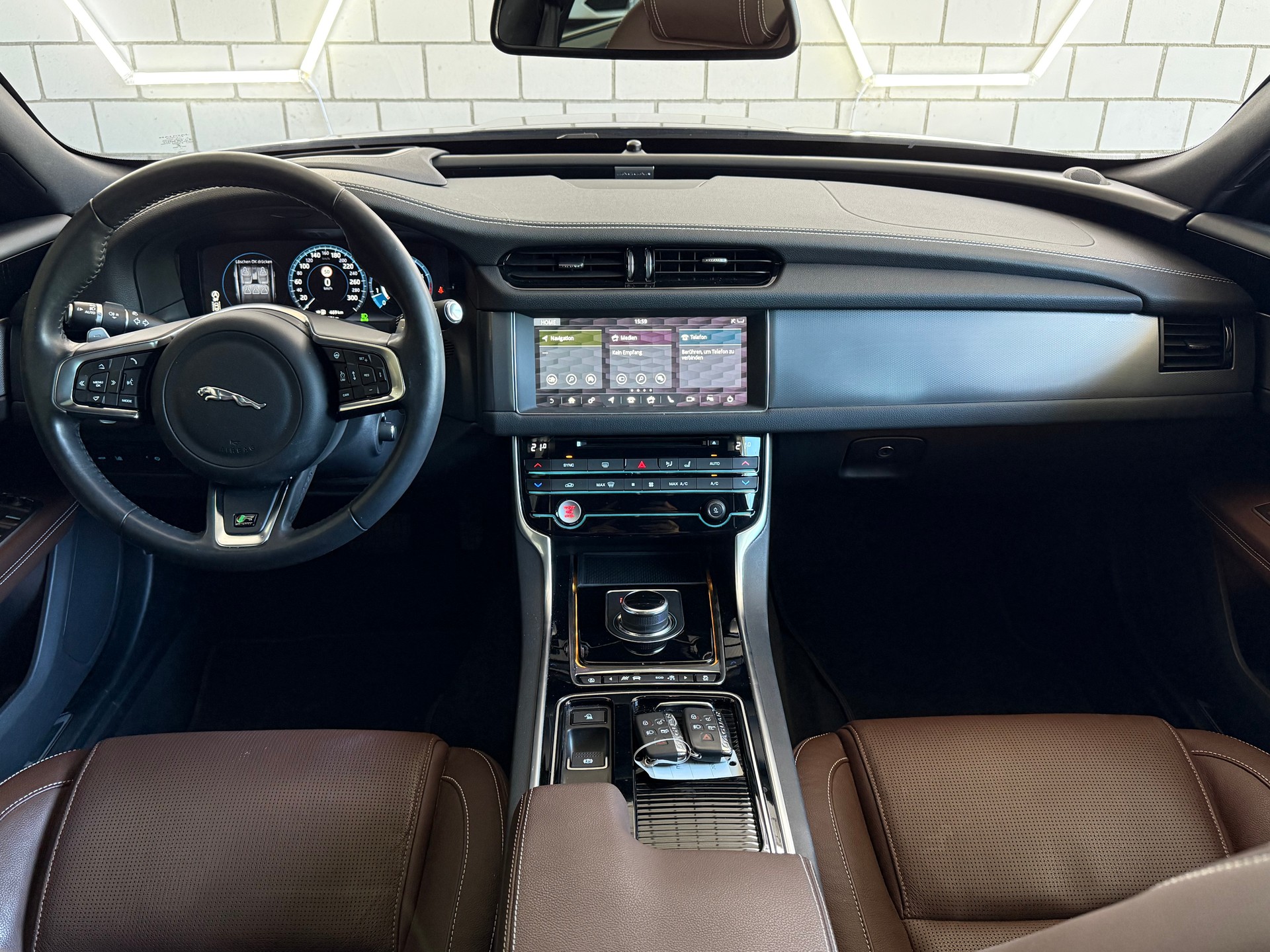 JAGUAR XF 30t R-Sport AWD-image-7