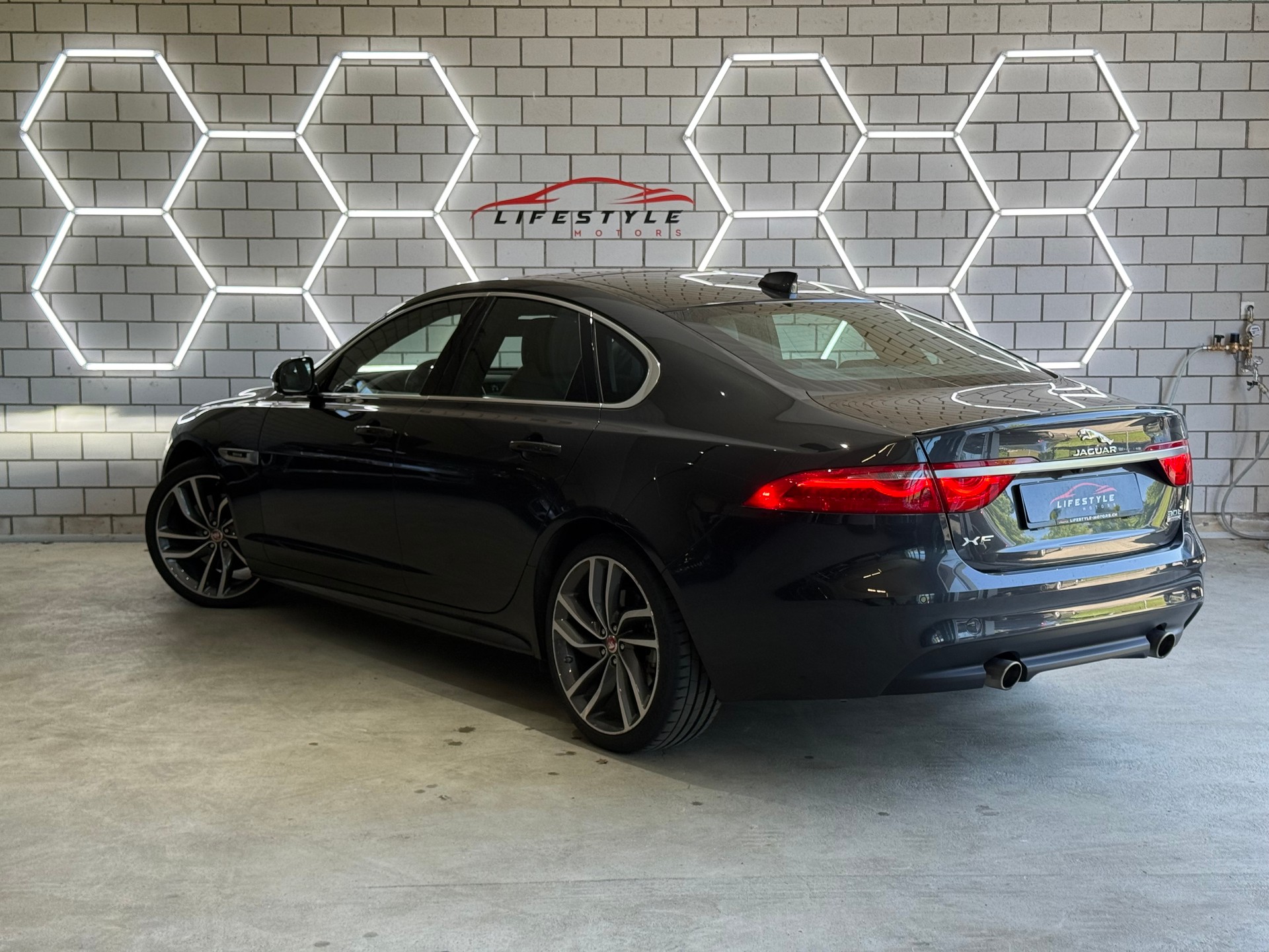 JAGUAR XF 30t R-Sport AWD-image-2