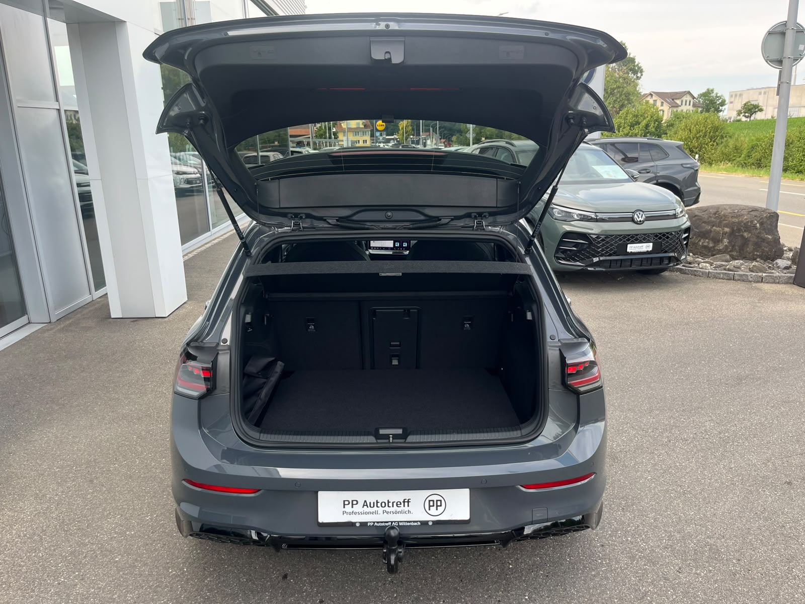 VW Golf 2.0 TSI R-Line DSG 4 Motion-image-4