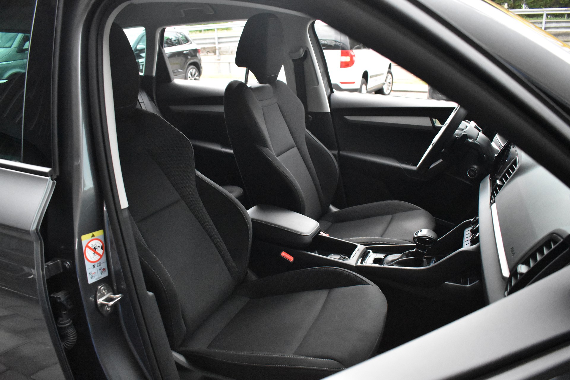 SKODA Karoq 2.0 TDI CR Selection 4x4 DSG-image-8