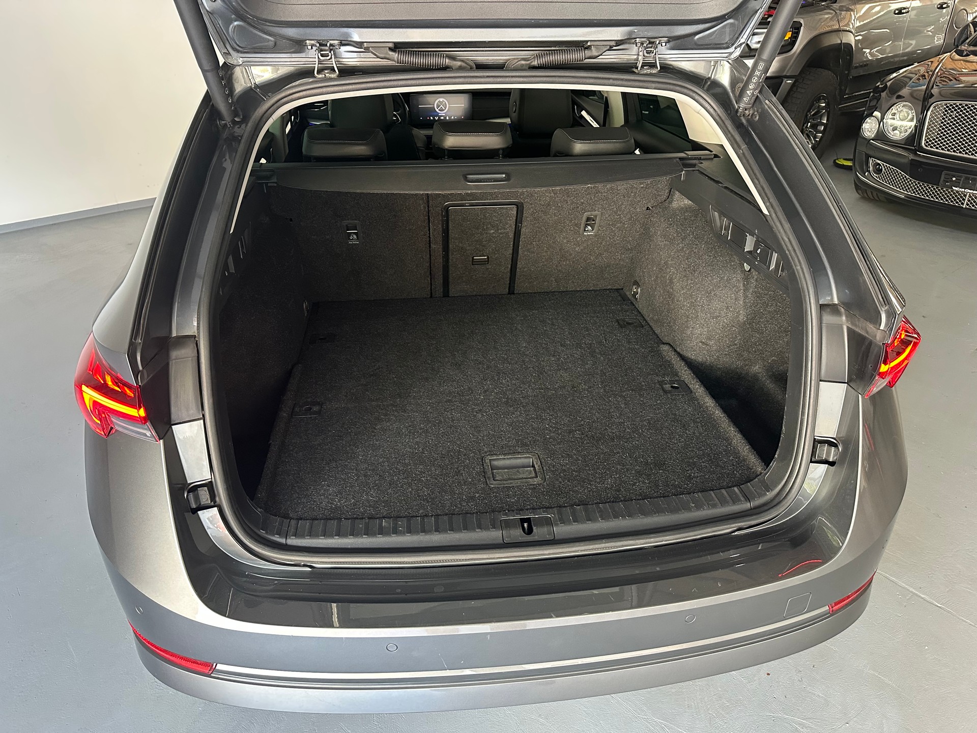 SKODA Octavia Combi 2.0 TDI DSG Style 4x4-image-10