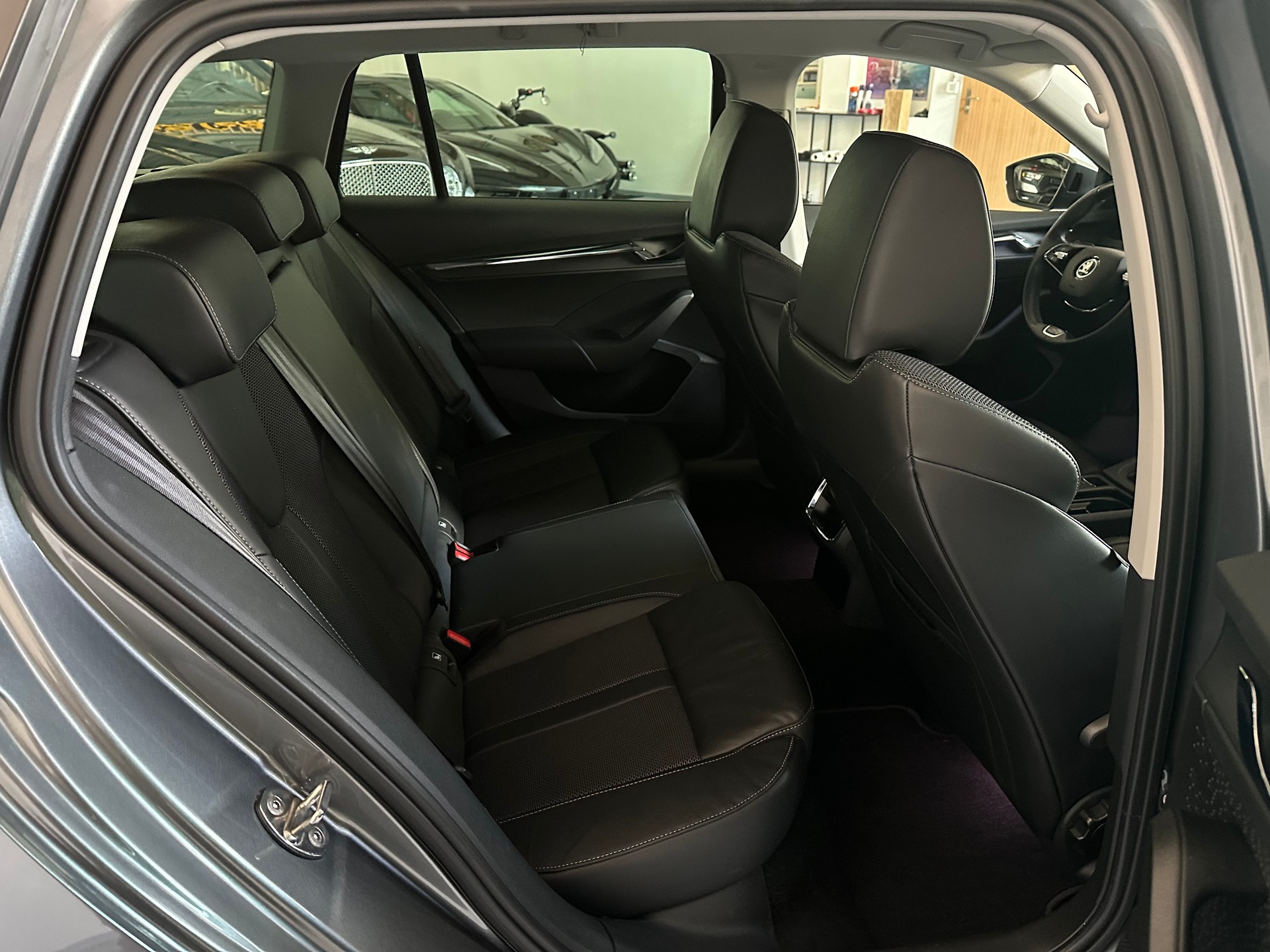 SKODA Octavia Combi 2.0 TDI DSG Style 4x4-image-4