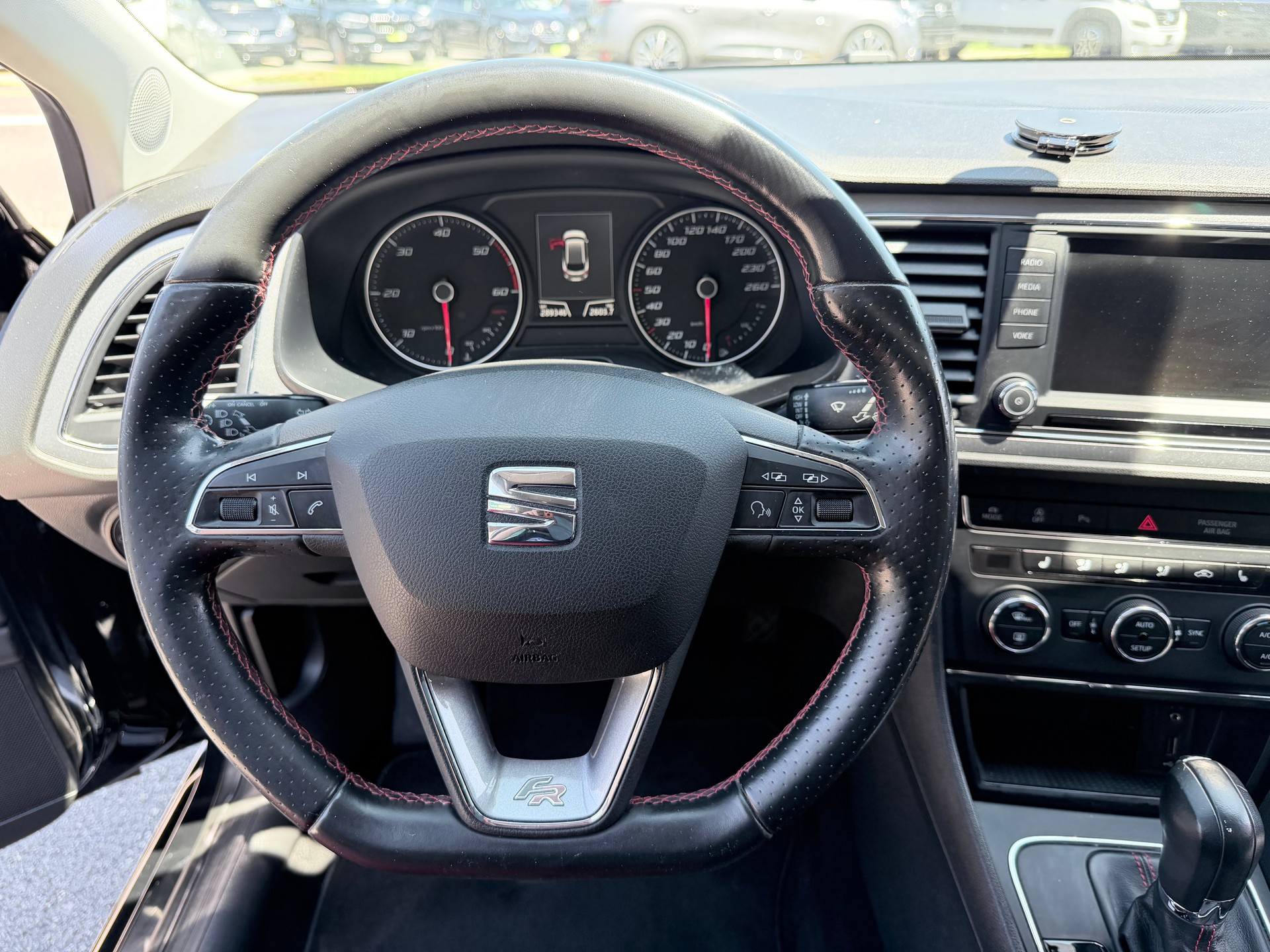 SEAT Leon ST 2.0 TDI FR Line DSG+++FRISCH AB MFK+++-image-10