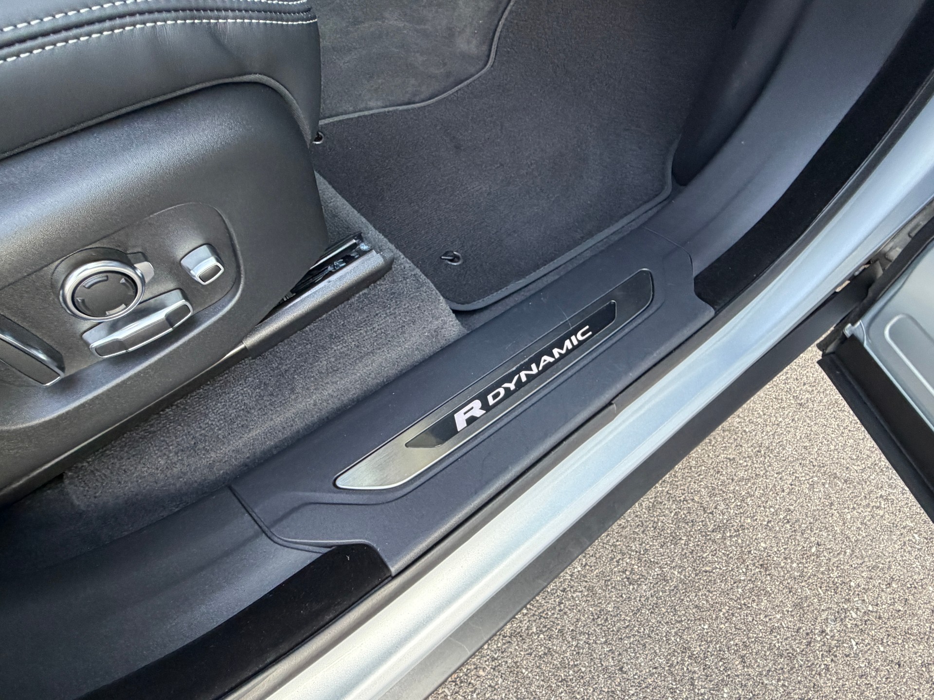 LAND ROVER Range Rover Velar R-Dynamic D 300 I6 MHEV HSE Automatic-image-17