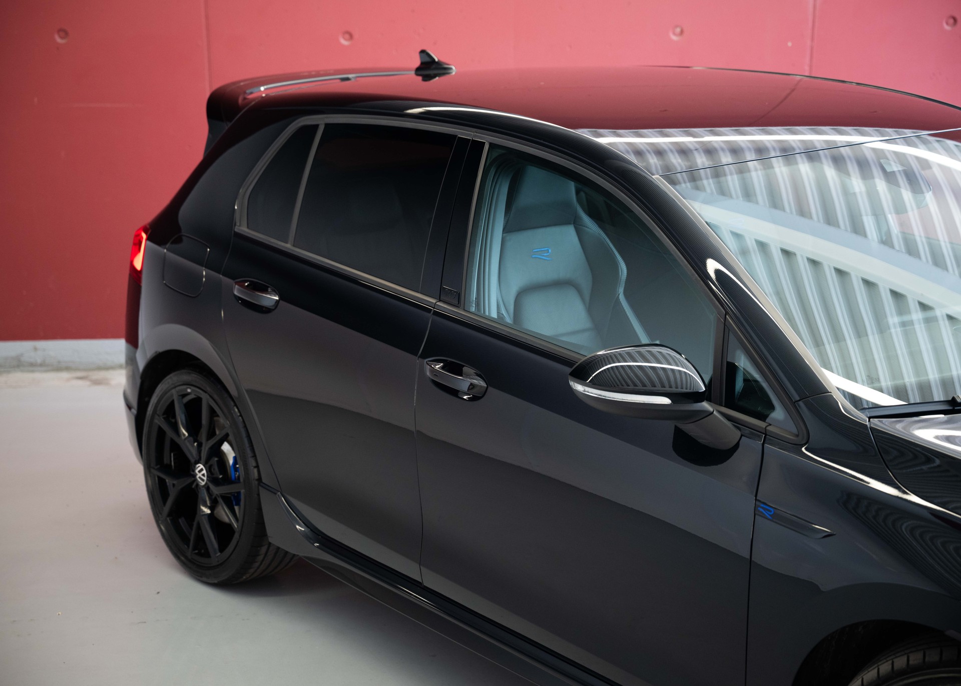 VW Golf 2.0 TSI R DSG 4Motion R 20 Years (1st hand, Swiss car, fantastic condition, full service history, Akrapovic)-image-12