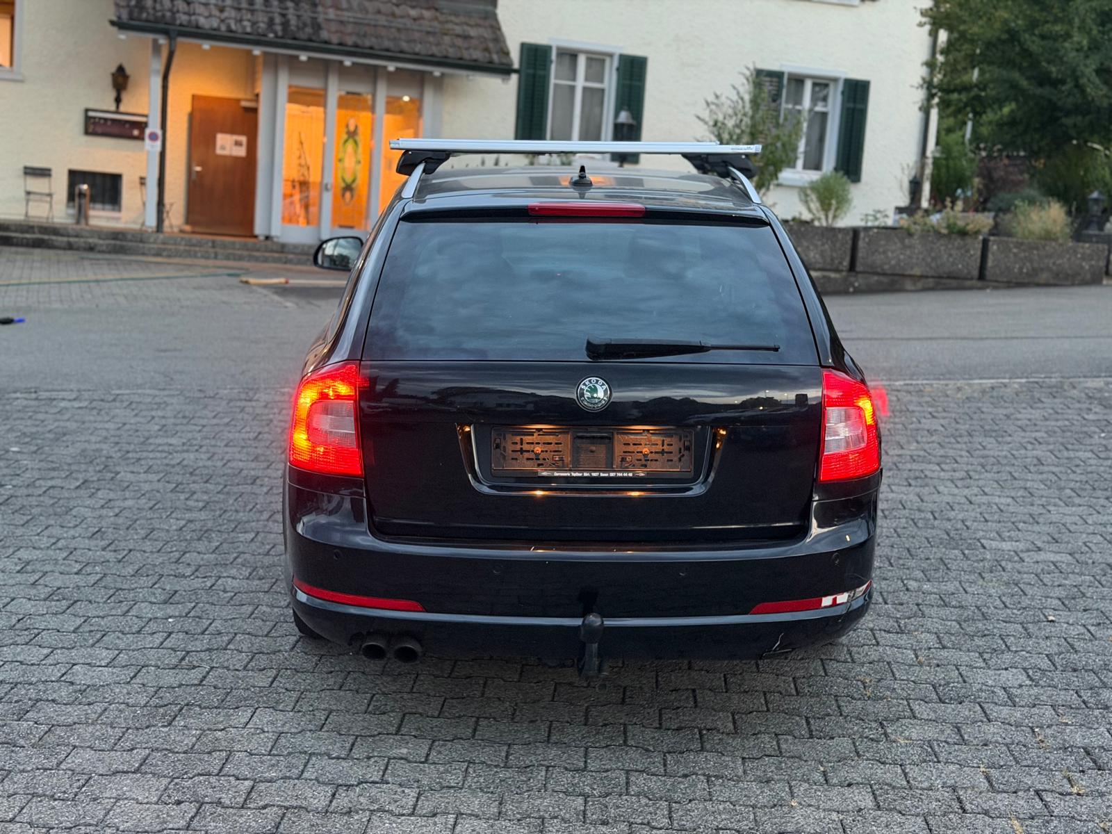 SKODA Octavia Combi 2.0 TSI RS DSG-image-4