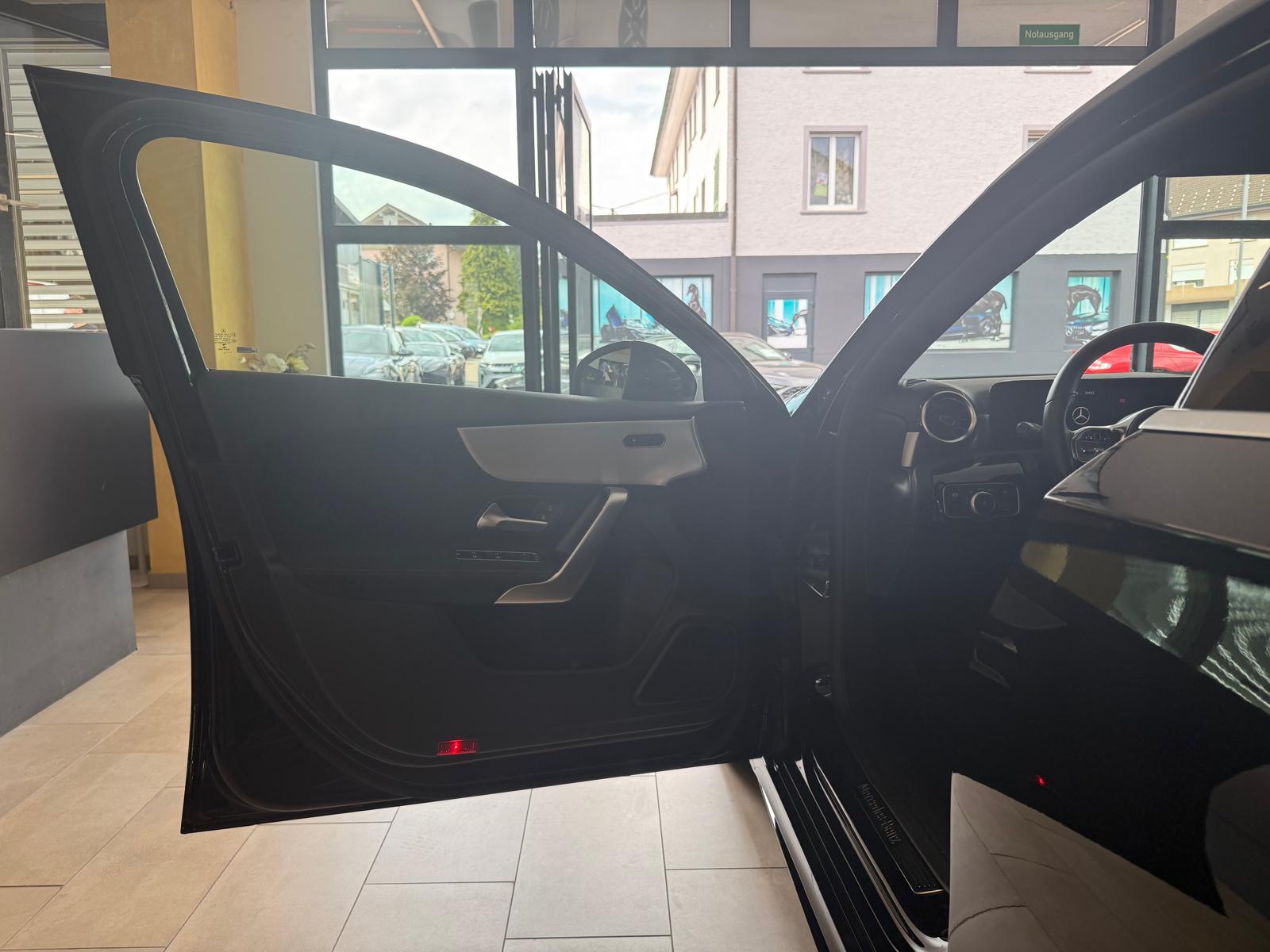 MERCEDES-BENZ A 180 AMG Line 7G-DCT-image-9